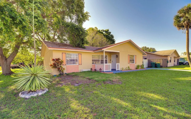 7 Mi to Satellite Beach: Melbourne Home w/ Yard