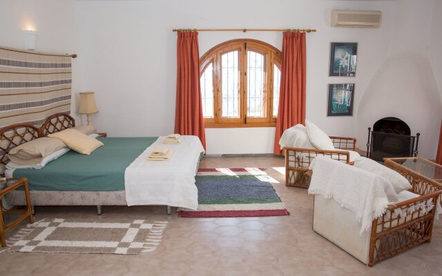 Designed 2 Bedroom Apartment In The Famous Spanish Steps Area