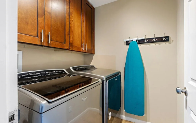 OldTown Lux 4BR/3BA HeatedPool+HotTub+GameRoom/14 by RedAwning