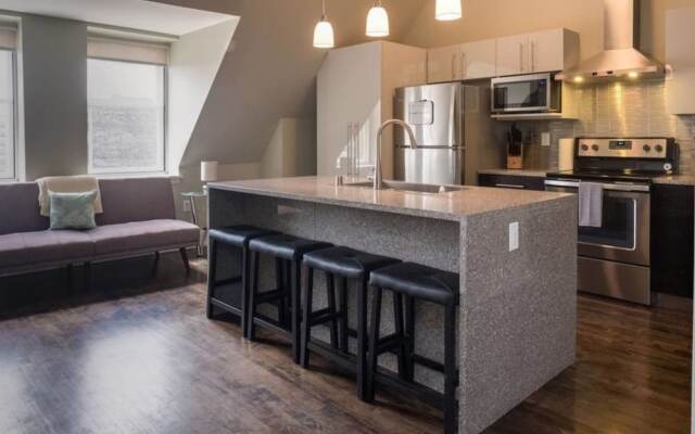Downtown Penthouse with Free Parking