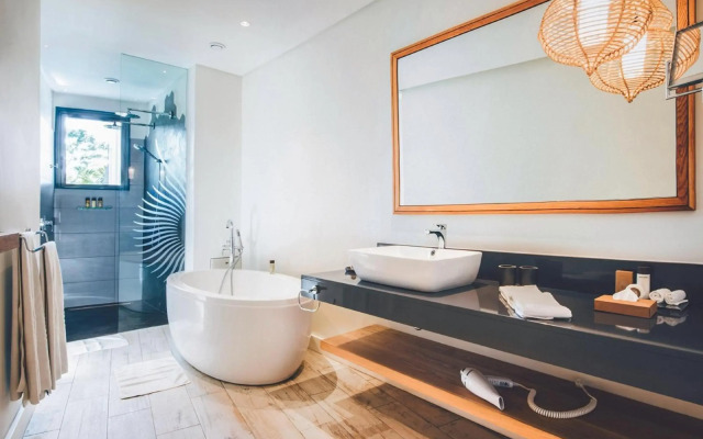 Victoria Beachcomber Resort & Spa