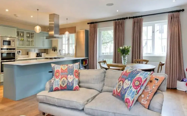 Delightful 3-bed Family Home Bayswater