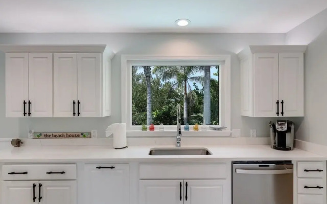 Veselka 4 Bedroom Home by Redawning