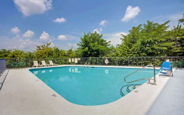 Super 8 by Wyndham Nashville/ Dntn/ Opryland Area