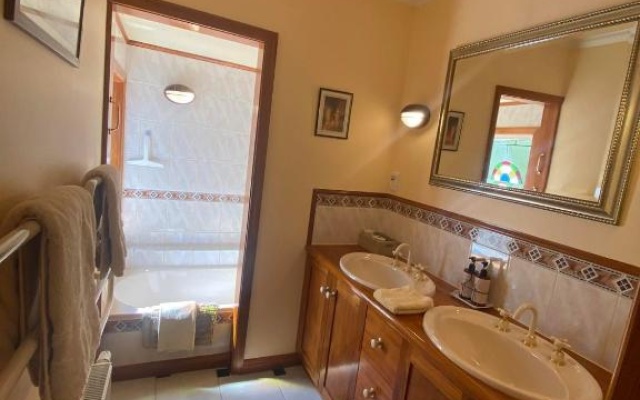 Twin Totara Cottage – Bathroom – Upper Hutt