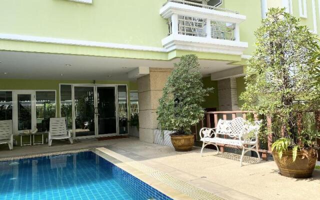 14 Place Sukhumvit Suites