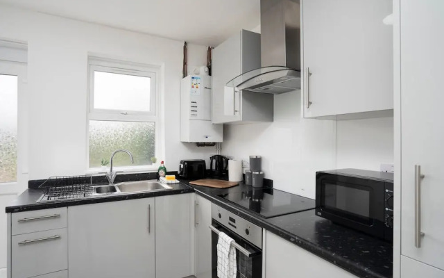 Modern 4 Bed House-free Parking