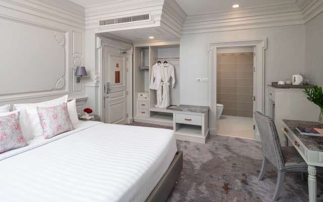 Kingston Suites 