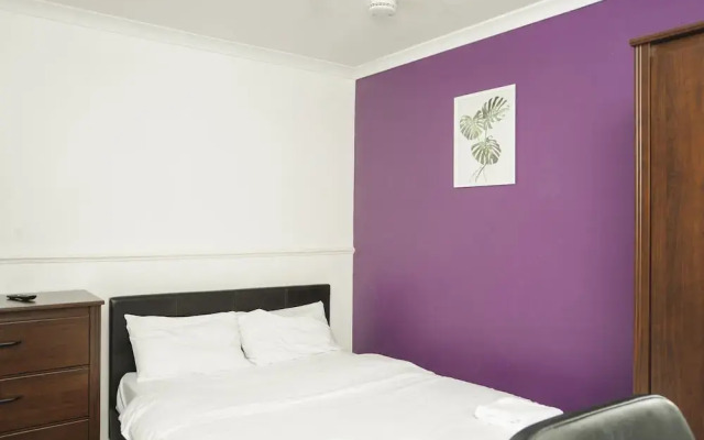 Room in Guest Room - Beautiful Room in Coventry
