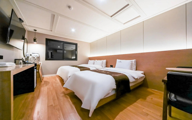 Forest 701 Hotel