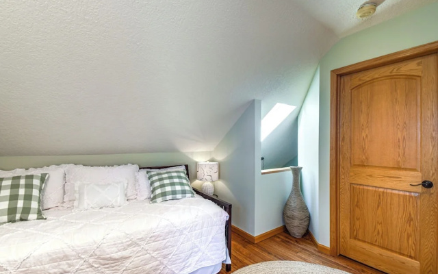 Galena Townhome w/ Deck & Golf Course View!