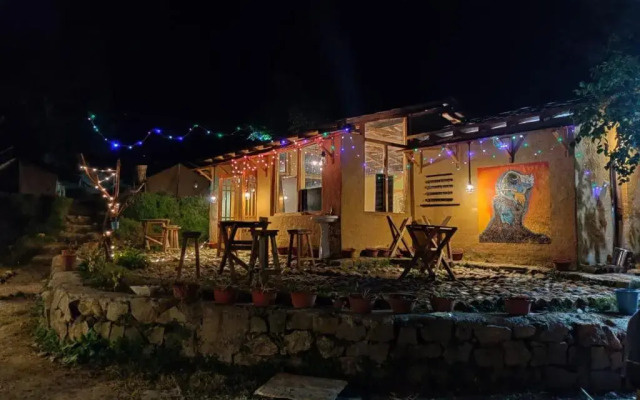 Monkey Mud Hostel And Camps