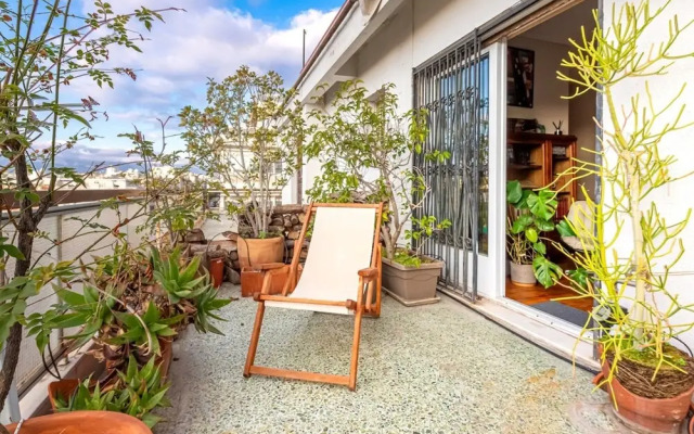 Chic 2BR Bright Penthouse With Open Wood Staircase