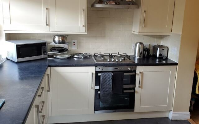 Stylish 3 bed house with Garden Free Parking