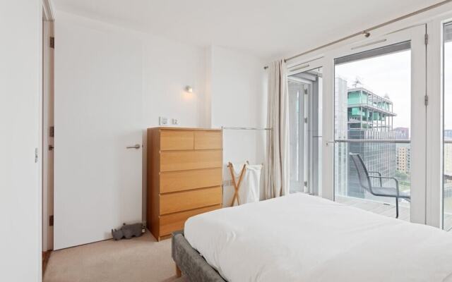 Lovely 1bed W/balcony on the River Thames