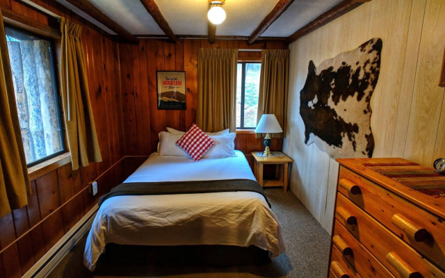 Foot of the Mountain Motel