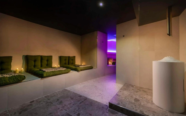 Wasserturm Hotel Cologne, Curio Collection by Hilton