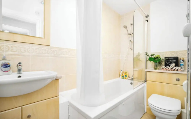 Cosy 2 bed Apt With Free Parking by Oldbury