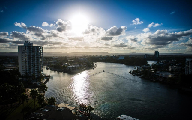 Tiki Hotel Surfers Paradise