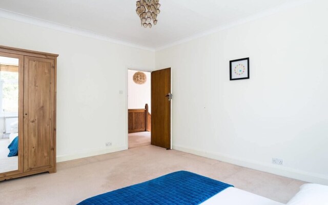 4 Bedroom House in Clapham