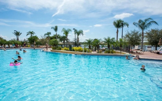 New Vista Cay Lyrica Near Pool Minutes to All Parks and Convention Center
