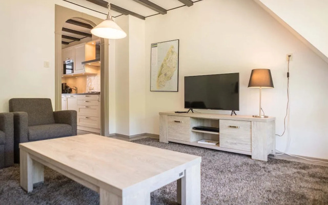 Farmhouse Apartment Near De Slufter