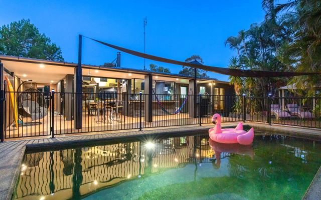 Cool Noosa Home. Central location. A/C. Gym. WIFI. Netflix