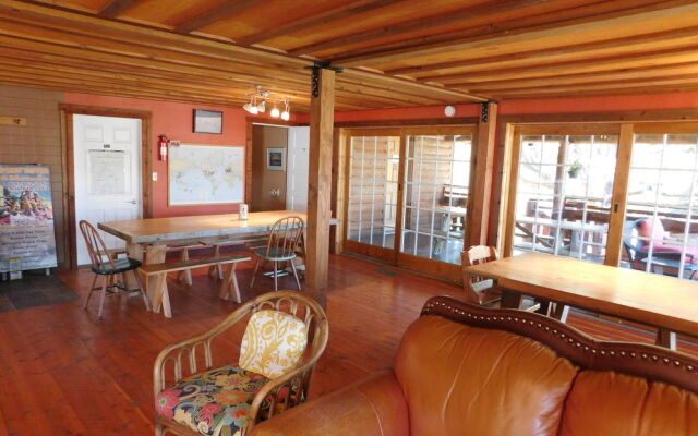 North Yellowstone Lodge and Hostel