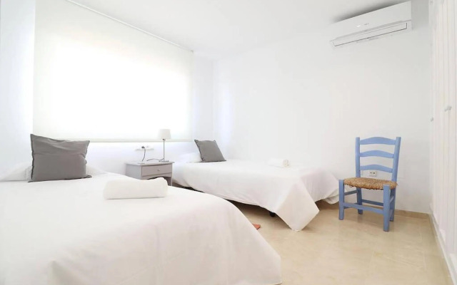 Amazing 3bedroom flat with seafront views & pool by SharingCo