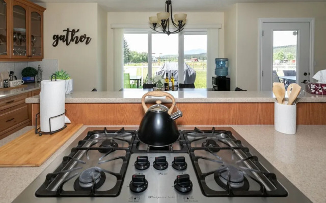 LUXURIOUS 5-Br Acreage | Year-Round Heated Pool & HotTub | Mtn View | Pool Table