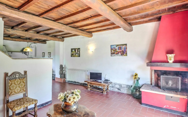 Attractive Farmhouse in Tuscany With Swimming Pool