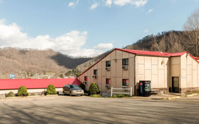 OYO Hotel Chapmanville Inn, WV - Hwy 119