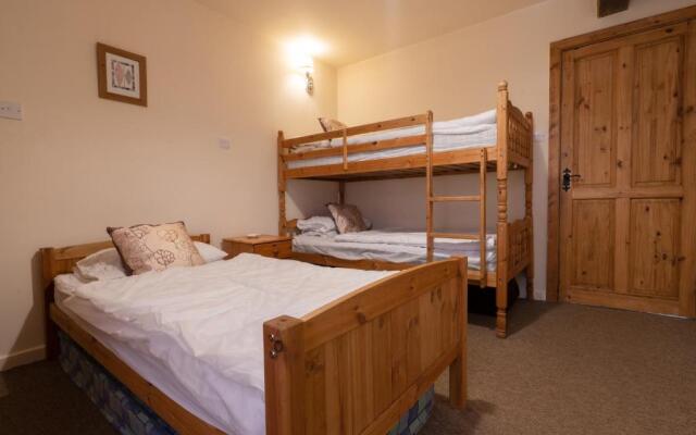 The Holmes Barn - Sleeps 16 - Peak District