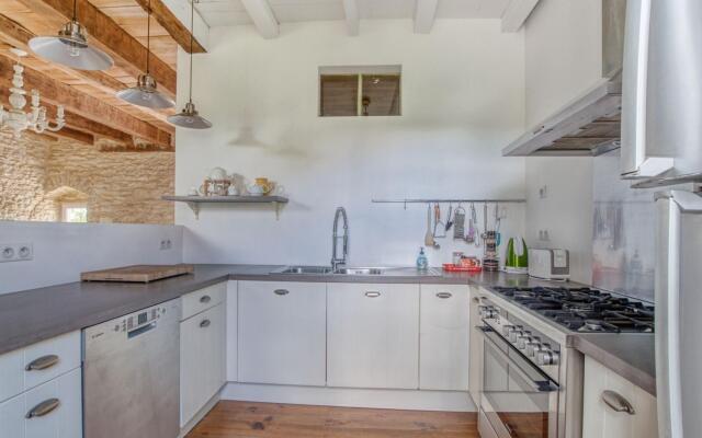 Garden-View Holiday Home in Dégagnac with Jacuzzi