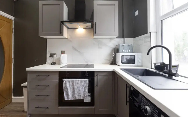 Leeds Retreat - 4BR House, Sleeps 10