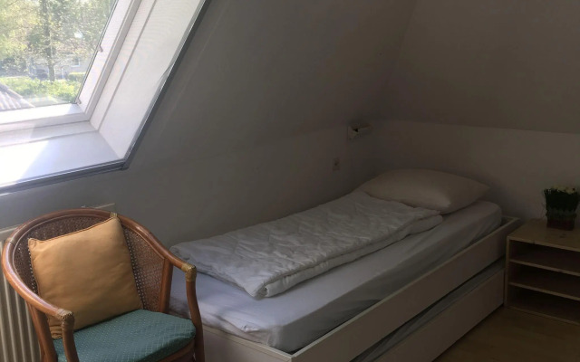 Detached bungalow with microwave and WiFi, within nature