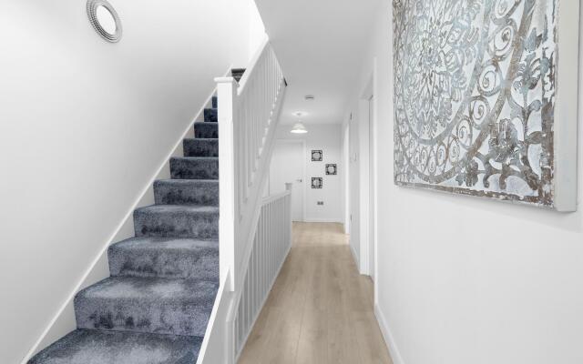 Modern 4 Bedroom House 01 With Parking in Farnham