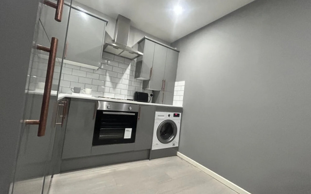 Private Luxury Apartment - Free Parking & Wi-fi