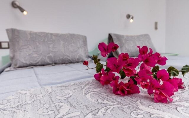 Avraki Rooms & Studios