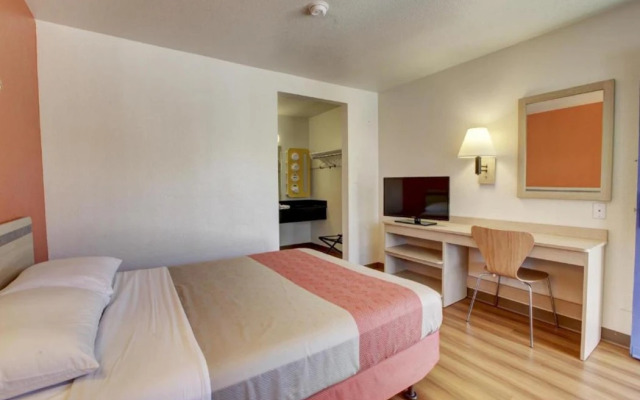 Motel 6 Bellflower, CA - Los Angeles