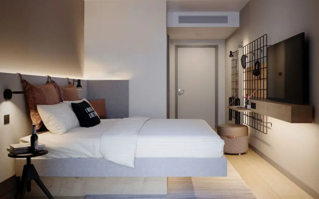 Moxy Cork