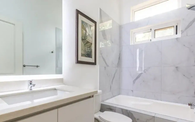 House and Apartment With Private Pool - Walk to Beach
