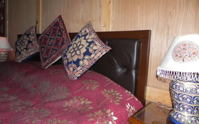 Shabrose Heritage Houseboats