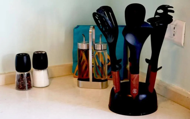 Inspiring 3Bed Unit with Sunny Balcony & Fireplace