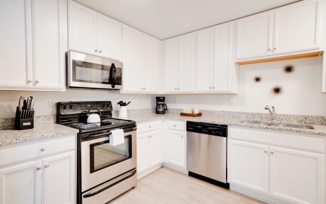 Contemporary Condo Minutes To Downtown Gulch