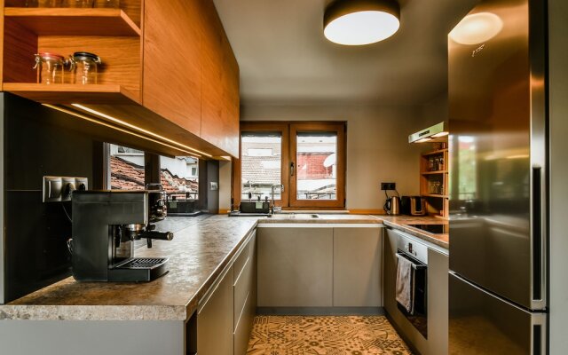 FM Luxury 3-BDR Apartment - 3 Levelled Home