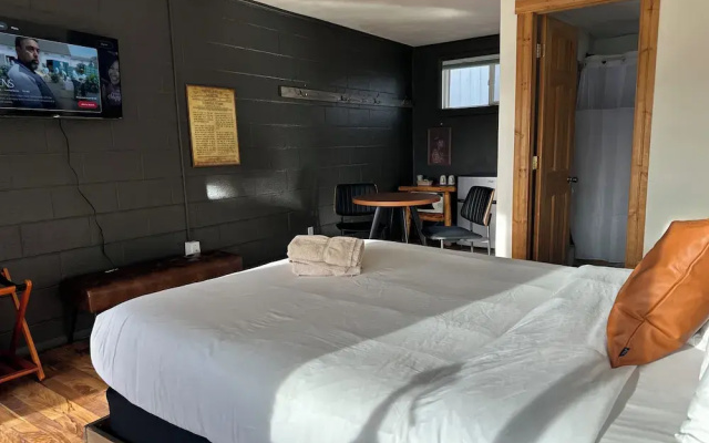 Elk Antler Inn