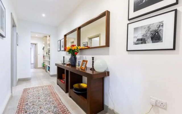 Elegant 2BD Flat 5 Mins to Kensington Gardens!