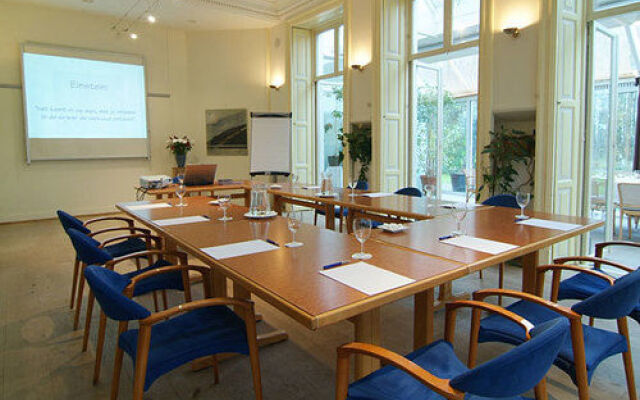 Green White Hotel Restaurant