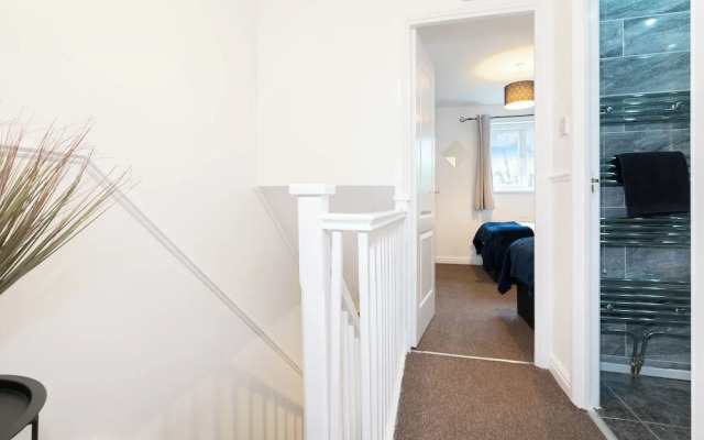 2 Bed-sleeps 4-private Garden- Free Parking